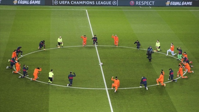 İngiliz futbolundan Twitter ve Facebook'a 'ırkçılığa karşı harekete geç' çağrısı İngiliz futbolundan Twitter ve Facebook'a 'ırkçılığa karşı harekete geç' çağrısı