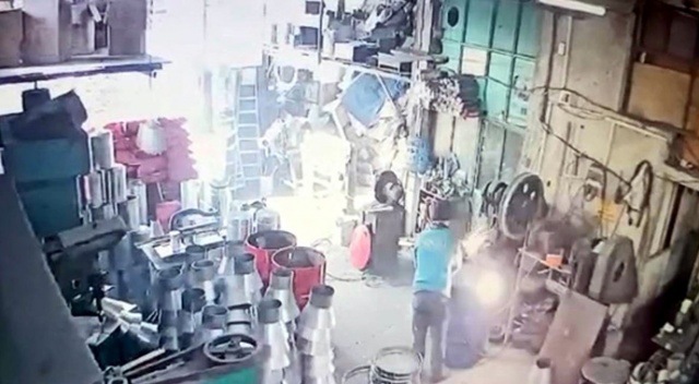 İşçinin ölümüne sebep olan yağ varilinin patlama anı kameraya yansıdı