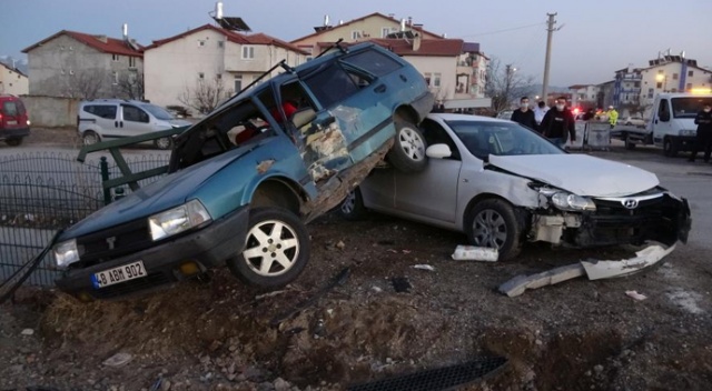 Isparta’da 2 otomobil çarpıştı: 1’i bebek 3 yaralı