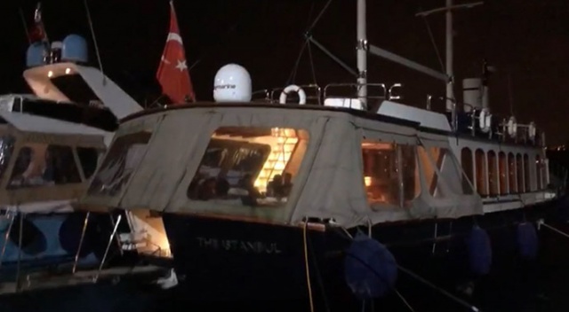 İstanbul Boğazı&#039;nda yattaki doğum günü partisine baskın
