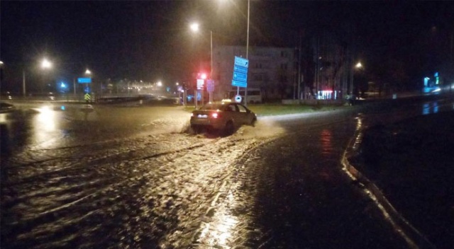 İstanbul -Çanakkale yolu şiddetli sağanak nedeniyle göle döndü