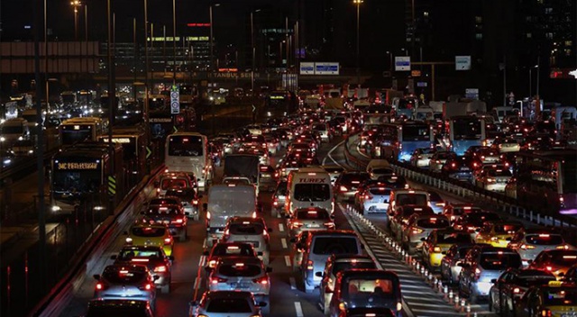 İstanbul'da sokağa çıkma kısıtlaması öncesi trafikte yoğunluk yaşanıyor İstanbul'da sokağa çıkma kısıtlaması öncesi trafikte yoğunluk yaşanıyor