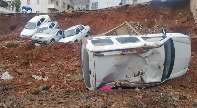 İstinat duvarı yıkıldı, araçlar uçuruma yuvarlandı