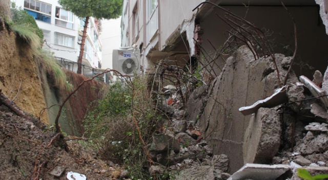 İzmir'de yıldırım nedeniyle istinat duvarı çöktü; bina tahliye edildi İzmir'de yıldırım nedeniyle istinat duvarı çöktü; bina tahliye edildi