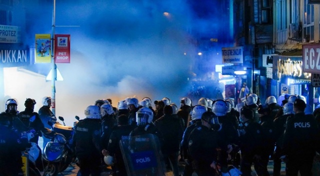 Kadıköy'de Boğaziçi Üniversitesindeki gösterilere destek için toplanan 93 kişi gözaltına alındı Kadıköy'de Boğaziçi Üniversitesindeki gösterilere destek için toplanan 93 kişi gözaltına alındı