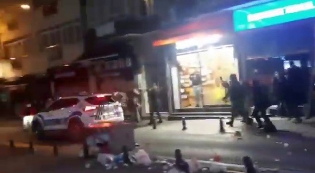 Kadıköy'de polis araçlarına böyle saldırıp yoldan geçen iki kişiyi darp ettiler Kadıköy'de polis araçlarına böyle saldırıp yoldan geçen iki kişiyi darp ettiler