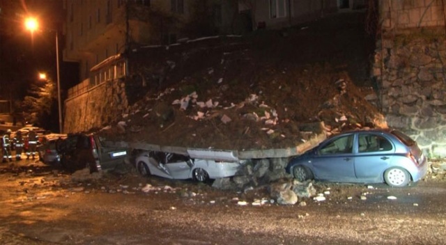 Kağıthane’de istinat duvarı çöktü: 4 araç enkaz altında kaldı