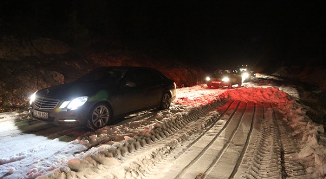 Kar ve buzlanma sebebiyle yaylada mahsur kalan piknikçiler 8 saatte kurtarıldı