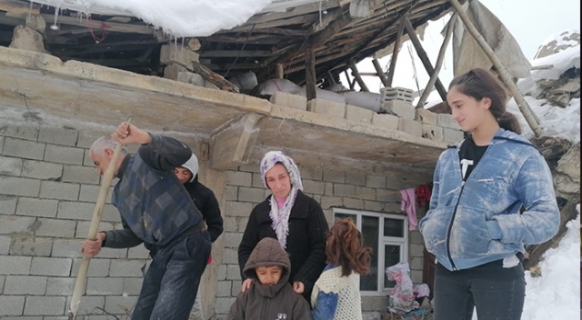 Karda çatıları çöken 12 nüfuslu aile yardım eli bekliyor Karda çatıları çöken 12 nüfuslu aile yardım eli bekliyor