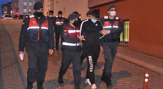 Kayseri'de hareketli dakikalar: Jandarma'dan kaçan 4 kişi yakalandı Kayseri'de hareketli dakikalar: Jandarma'dan kaçan 4 kişi yakalandı