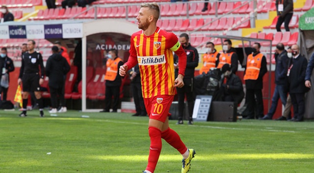 Kayserisporlu Pedro hastaneye kaldırıldı Kayserisporlu Pedro hastaneye kaldırıldı