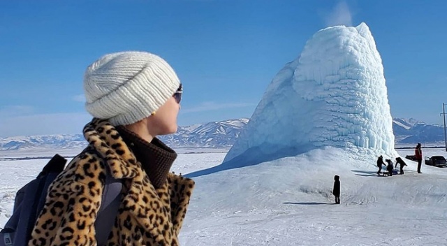 Buzdan yanardağ... Su fışkırıp donuyor