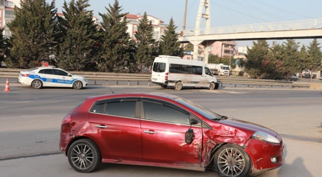 Kısıtlamada gezerken servis minibüsüne çarpıp kaçtılar Kısıtlamada gezerken servis minibüsüne çarpıp kaçtılar