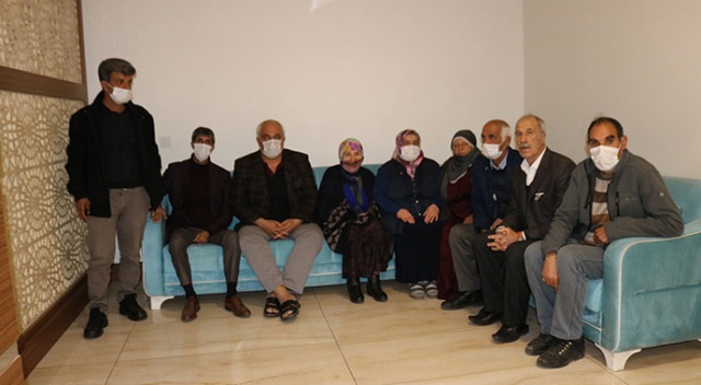 Kısıtlamaya rağmen aileler, evlat nöbetine kararlılıkla devam ediyor Kısıtlamaya rağmen aileler, evlat nöbetine kararlılıkla devam ediyor