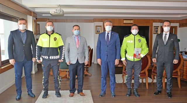 Köpeğiyle donma tehlikesi geçiren vatandaşı kurtaran polislere ödül Köpeğiyle donma tehlikesi geçiren vatandaşı kurtaran polislere ödül