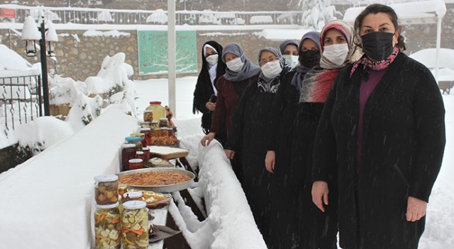Köylü kadınlar pandemiyi fırsata çevirdi! 81 şehre ürün gönderiyorlar Köylü kadınlar pandemiyi fırsata çevirdi! 81 şehre ürün gönderiyorlar