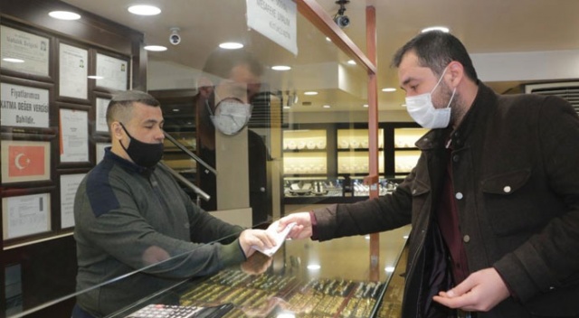 Kuyumcunun verdiği fazla 10 bin 800 lirayı iade etti