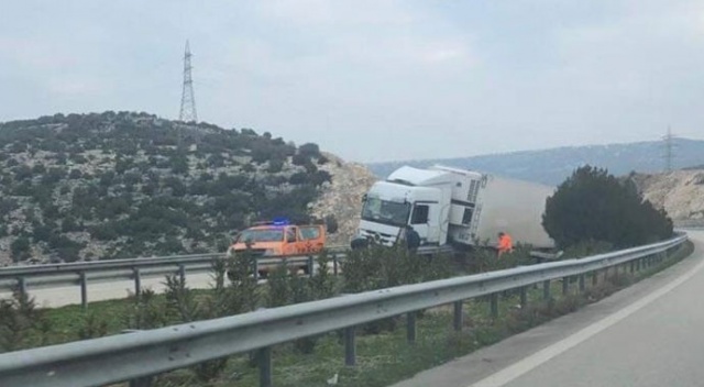 Makas yaparak devrilen tır yolu kapattı