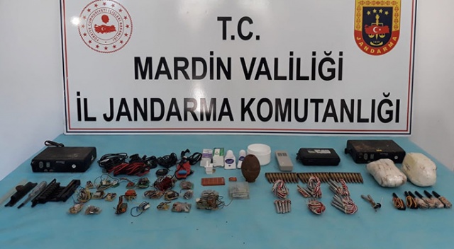Mardin'de PKK'lı teröristlerin kullandığı 14 depo kullanılamaz hale getirildi Mardin'de PKK'lı teröristlerin kullandığı 14 depo kullanılamaz hale getirildi