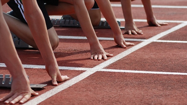 Milli atlet Elif Polat&#039;tan 300 metre salon rekoru
