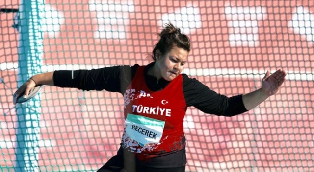 Milli atlet Özlem Becerek rekorunu güncelledi Milli atlet Özlem Becerek rekorunu güncelledi