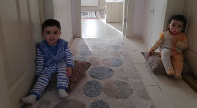 Minik ikizlerin kapı açma numarası şoke etti Minik ikizlerin kapı açma numarası şoke etti