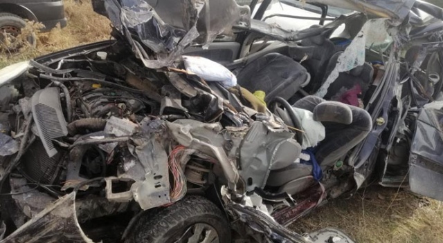 Otomobil tıra arkadan çarptı: 2 ölü, 1 yaralı Otomobil tıra arkadan çarptı: 2 ölü, 1 yaralı