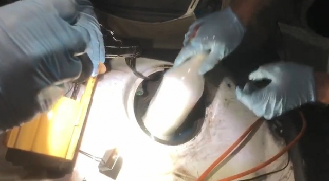 Otomobilin yakıt deposunu uyuşturucu zulasına çevirmişler Otomobilin yakıt deposunu uyuşturucu zulasına çevirmişler