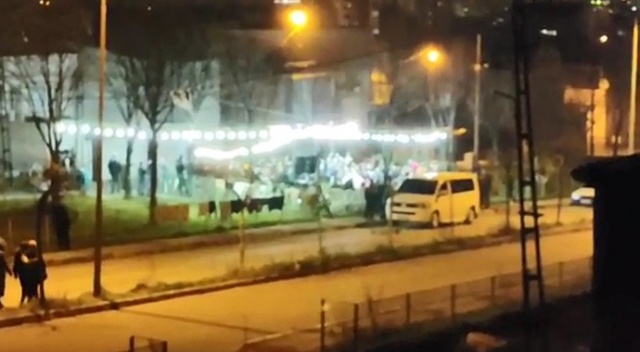 Pes dedirten manzara...Koronavirüsü hiçe sayıp sokak düğünü düzenlediler Pes dedirten manzara...Koronavirüsü hiçe sayıp sokak düğünü düzenlediler