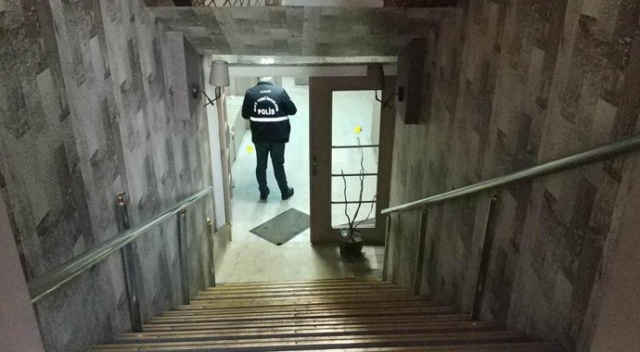 Polis çilingir yardımıyla kapıyı açınca korkunç olay ortaya çıktı Polis çilingir yardımıyla kapıyı açınca korkunç olay ortaya çıktı