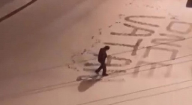 Polis memuru vatan sevgisini karla kaplı yola yazdı Polis memuru vatan sevgisini karla kaplı yola yazdı