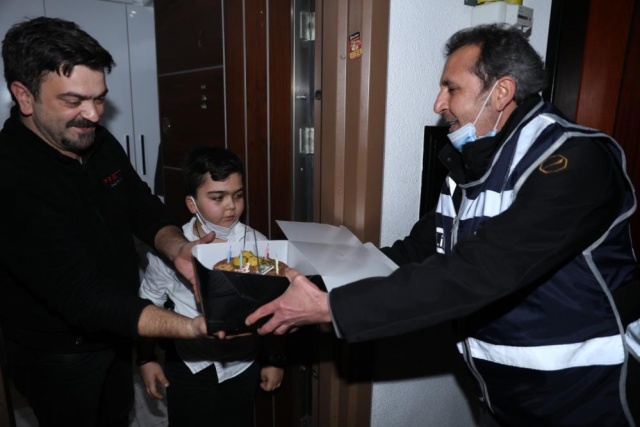 Polis olmak isteyen Uras’a, polis ağabeylerinden doğum günü sürprizi