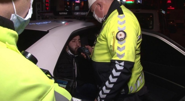 Polisin üzerine araç sürdü, 'Sizi mahkemeye vereceğim' deyip tehdit etti Polisin üzerine araç sürdü, 'Sizi mahkemeye vereceğim' deyip tehdit etti