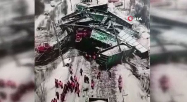 Rusya'da tren raydan çıktı: 25 vagon birbirine girdi