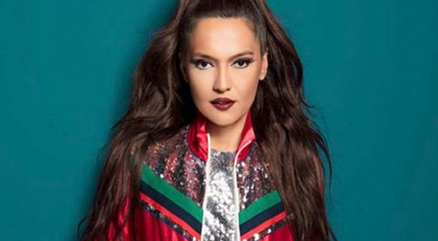 Şarkıcı Demet Akalın karantinaya girdi Şarkıcı Demet Akalın karantinaya girdi