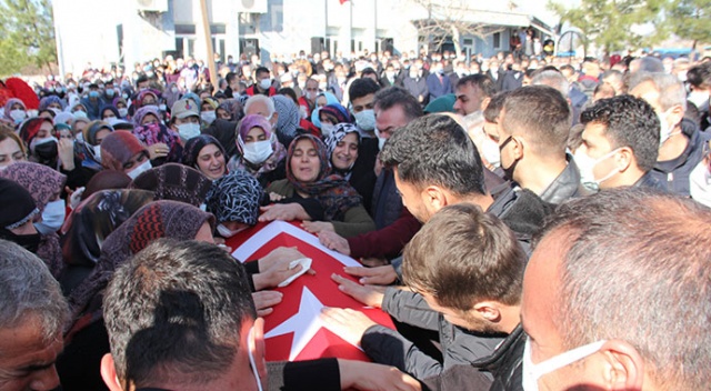 Şehit yakınları tabutun başında 'şehitler ölmez vatan bölünmez' sloganı attı Şehit yakınları tabutun başında 'şehitler ölmez vatan bölünmez' sloganı attı