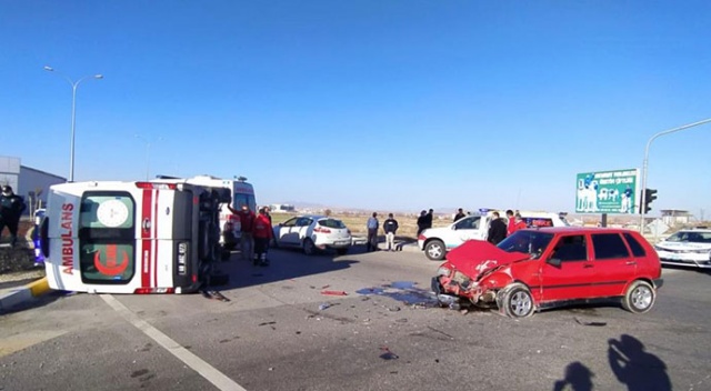 Şerit ihlali yapan otomobil ambulansa çarptı: 5 yaralı Şerit ihlali yapan otomobil ambulansa çarptı: 5 yaralı