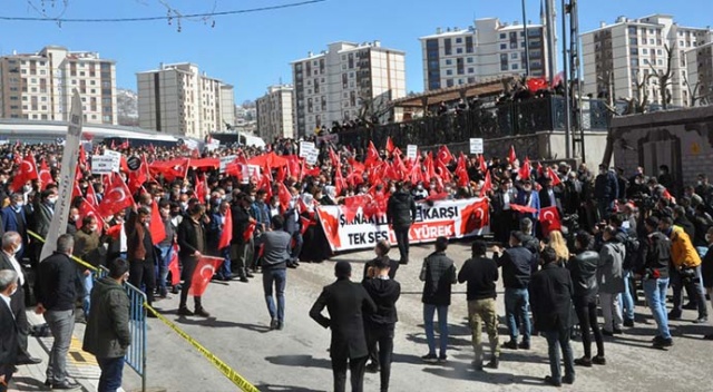 Şırnak kırmızı beyaza büründü, vatandaşlar teröre karşı yürüdü Şırnak kırmızı beyaza büründü, vatandaşlar teröre karşı yürüdü