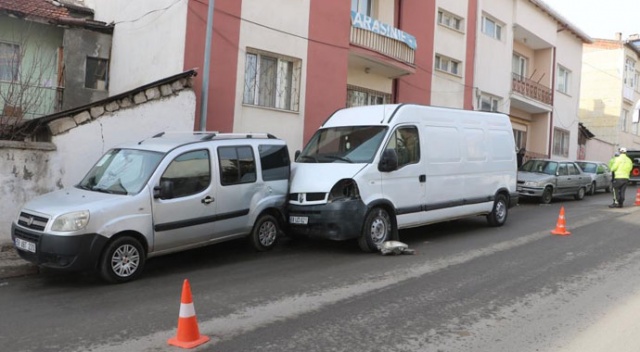Soğuktan donmasın diye el frenini çekmediği minibüs 2 araca çarptı Soğuktan donmasın diye el frenini çekmediği minibüs 2 araca çarptı