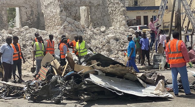 Somali'de parlamento binasının girişinde patlama Somali'de parlamento binasının girişinde patlama