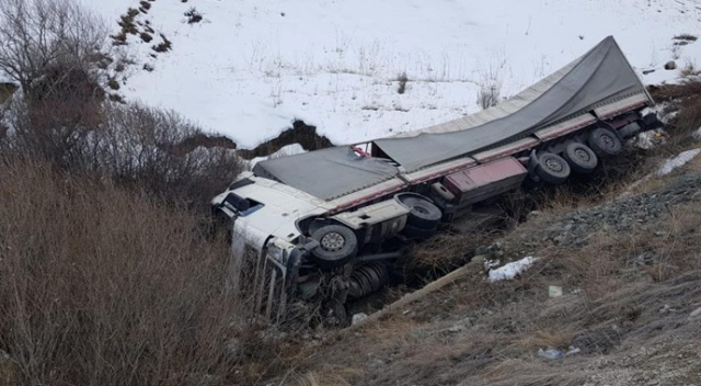Sürücü uyudu, tır dereye uçtu Sürücü uyudu, tır dereye uçtu