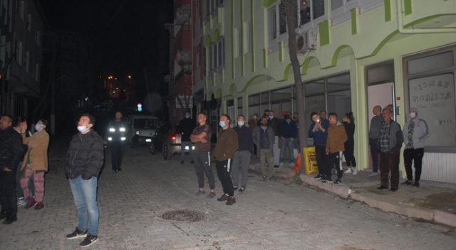 Tamiri biten çatıda yangın çıktı, mahalleli sokağa döküldü Tamiri biten çatıda yangın çıktı, mahalleli sokağa döküldü