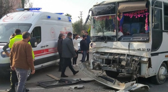 Tarım işçilerini taşıyan iki midibüs kafa kafaya çarpıştı: 6 yaralı Tarım işçilerini taşıyan iki midibüs kafa kafaya çarpıştı: 6 yaralı