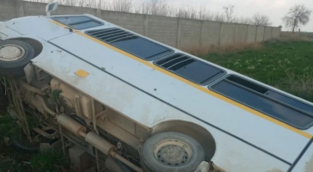 Tarım işçilerini taşıyan minibüs devrildi Tarım işçilerini taşıyan minibüs devrildi