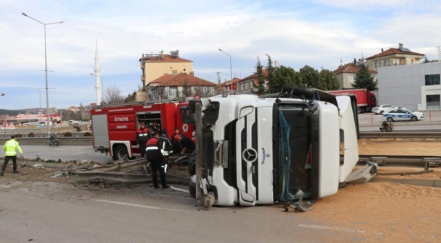 Tır devrildi, tonlarca buğday yola saçıldı Tır devrildi, tonlarca buğday yola saçıldı