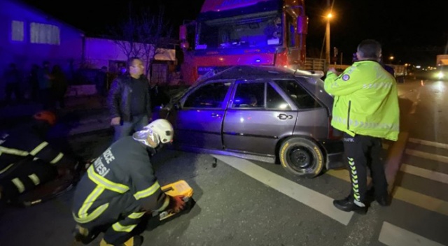 Tır otomobile çarptı, sürücü araçta sıkıştı Tır otomobile çarptı, sürücü araçta sıkıştı