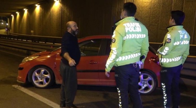Tıra arkadan çarpan otomobil 50 metre sürüklendi: 2 yaralı Tıra arkadan çarpan otomobil 50 metre sürüklendi: 2 yaralı