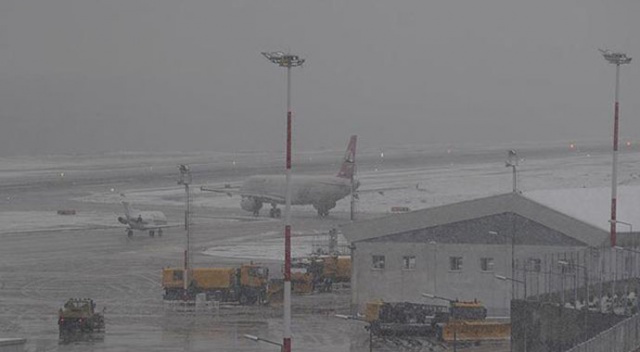 Trabzon'da hava ulaşımına kar engeli Trabzon'da hava ulaşımına kar engeli