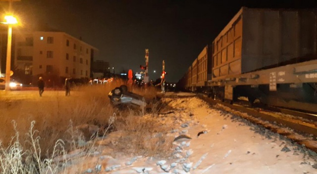 Tren hemzemin geçitte otomobile çarptı, yaralılar var