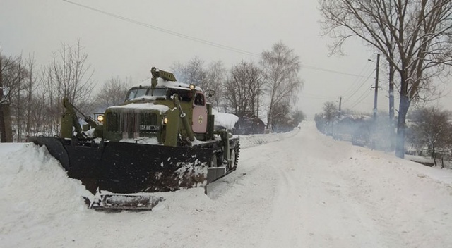 Ukrayna'da devam eden kar yağışı 64 yerleşim birimini elektriksiz bıraktı Ukrayna'da devam eden kar yağışı 64 yerleşim birimini elektriksiz bıraktı